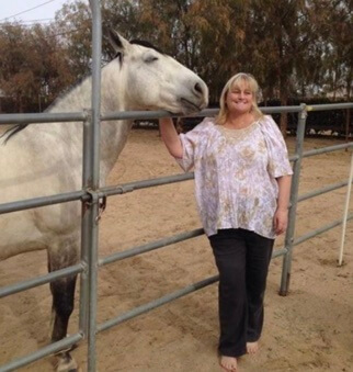  Debbie Rowe posing with a horse